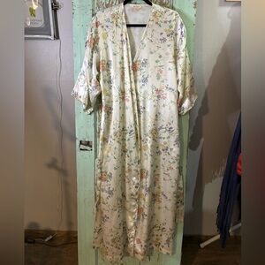 Women’s Barbizon white robe with floral print